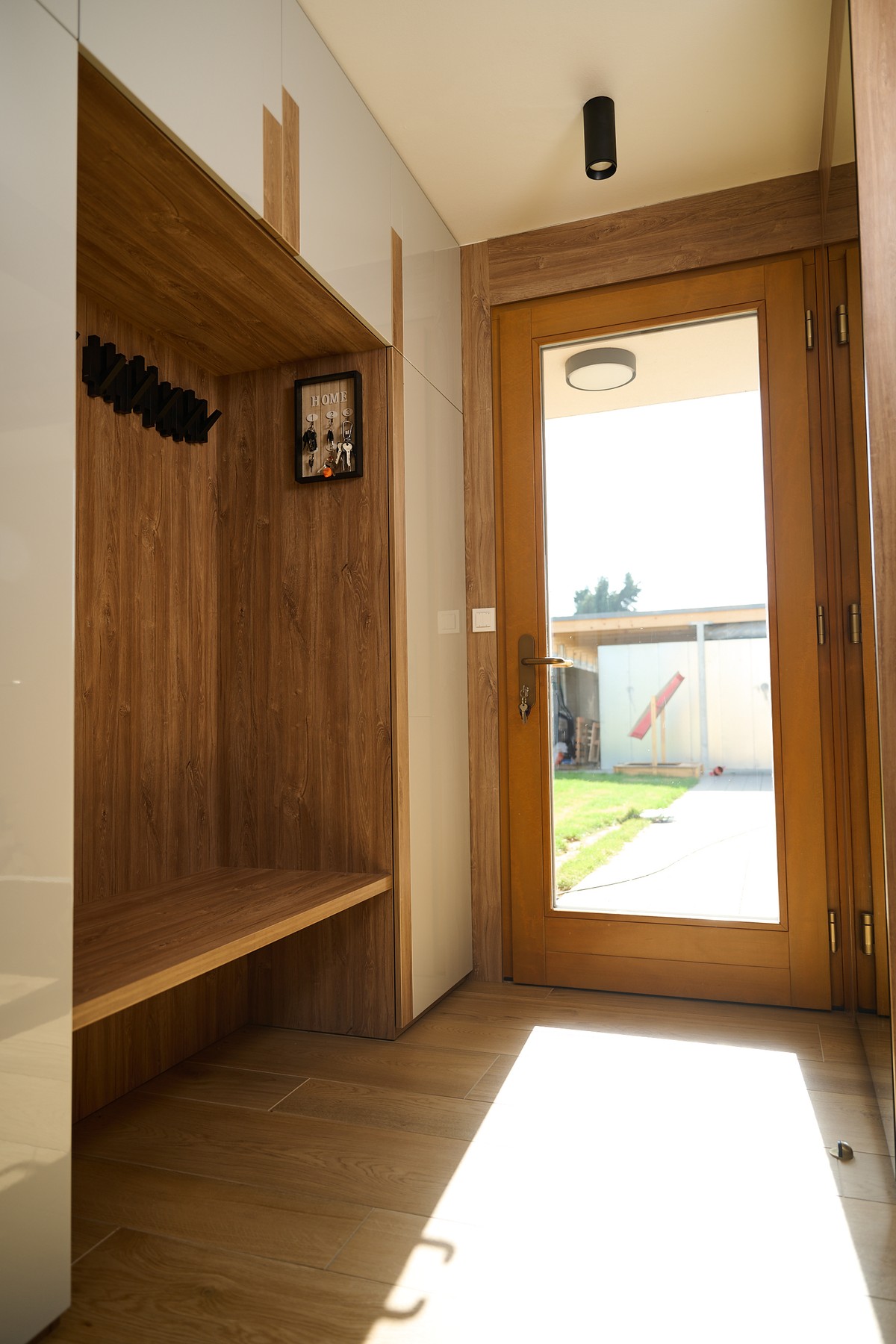 Skříně, dveře a botník - materiály